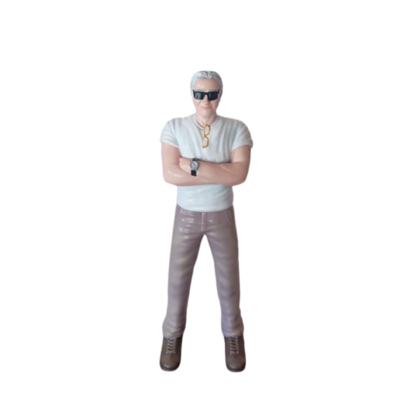 figura señor con brazos cruzados